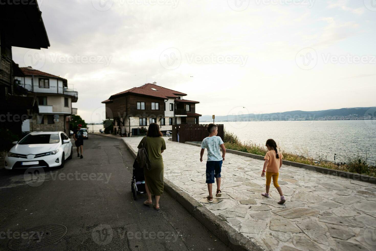 mensen wandelen Aan de dijk van nessebar, bulgarije. foto