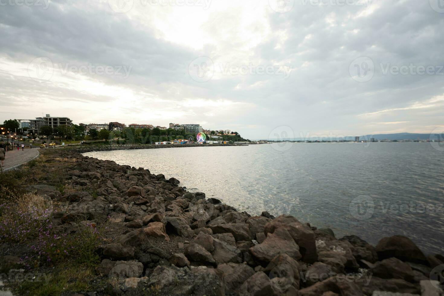 visie van de dijk van nessebar, bulgarije. foto