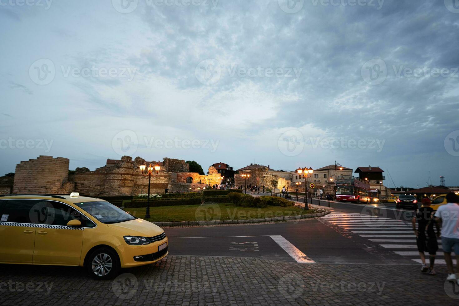 straat en taxi van oud stad- nessebar, bulgarije. foto