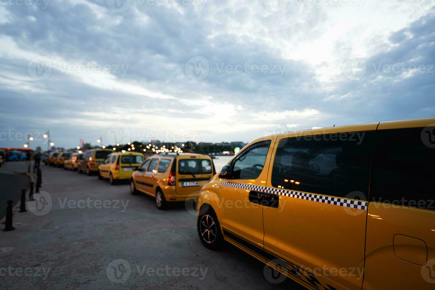 taxi in de stad. geel taxi's in de stad Bij zonsondergang nessebar, bulgarije. foto