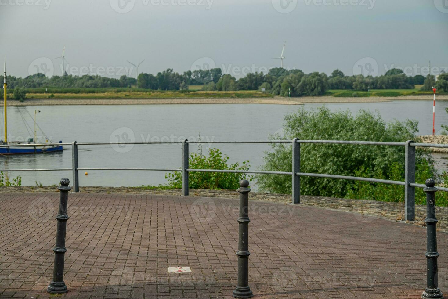 res stad Bij de Rijn rivier- foto