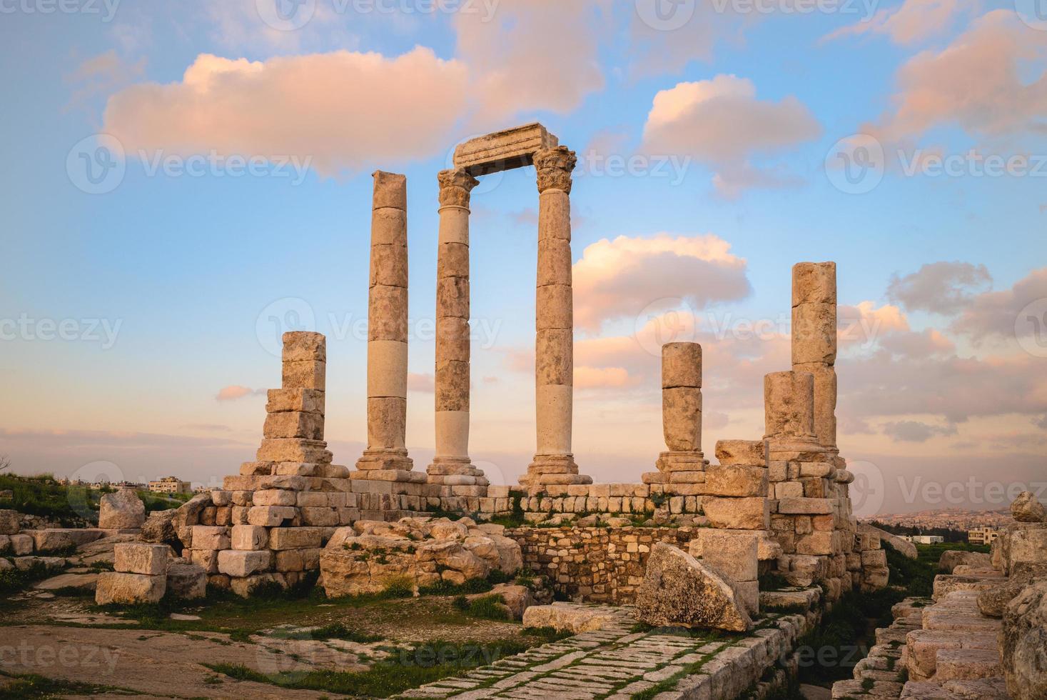 tempel van hercules op de citadel van amman in jordan foto