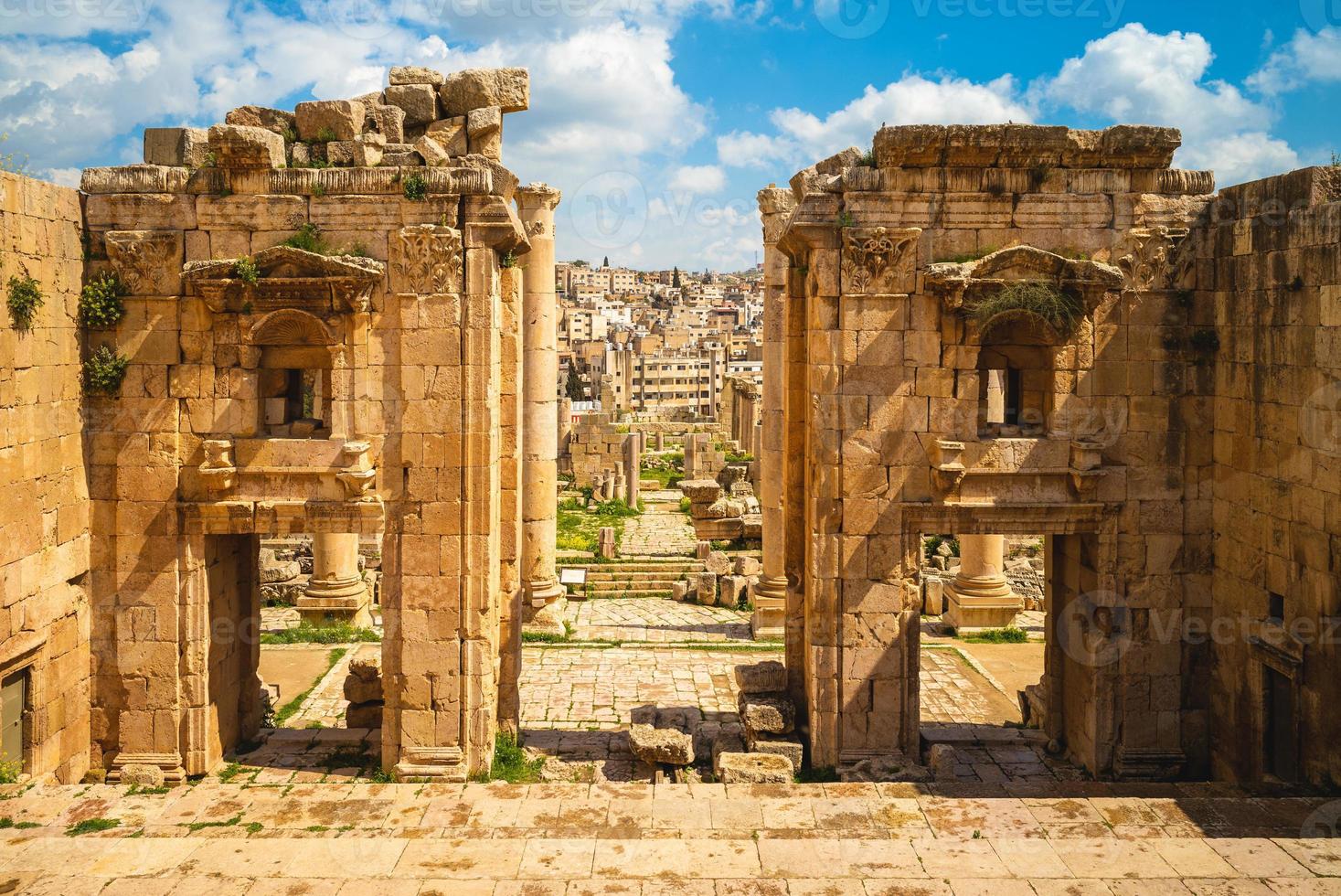 propylaeum van het heiligdom van artemis in jerash in jordan foto