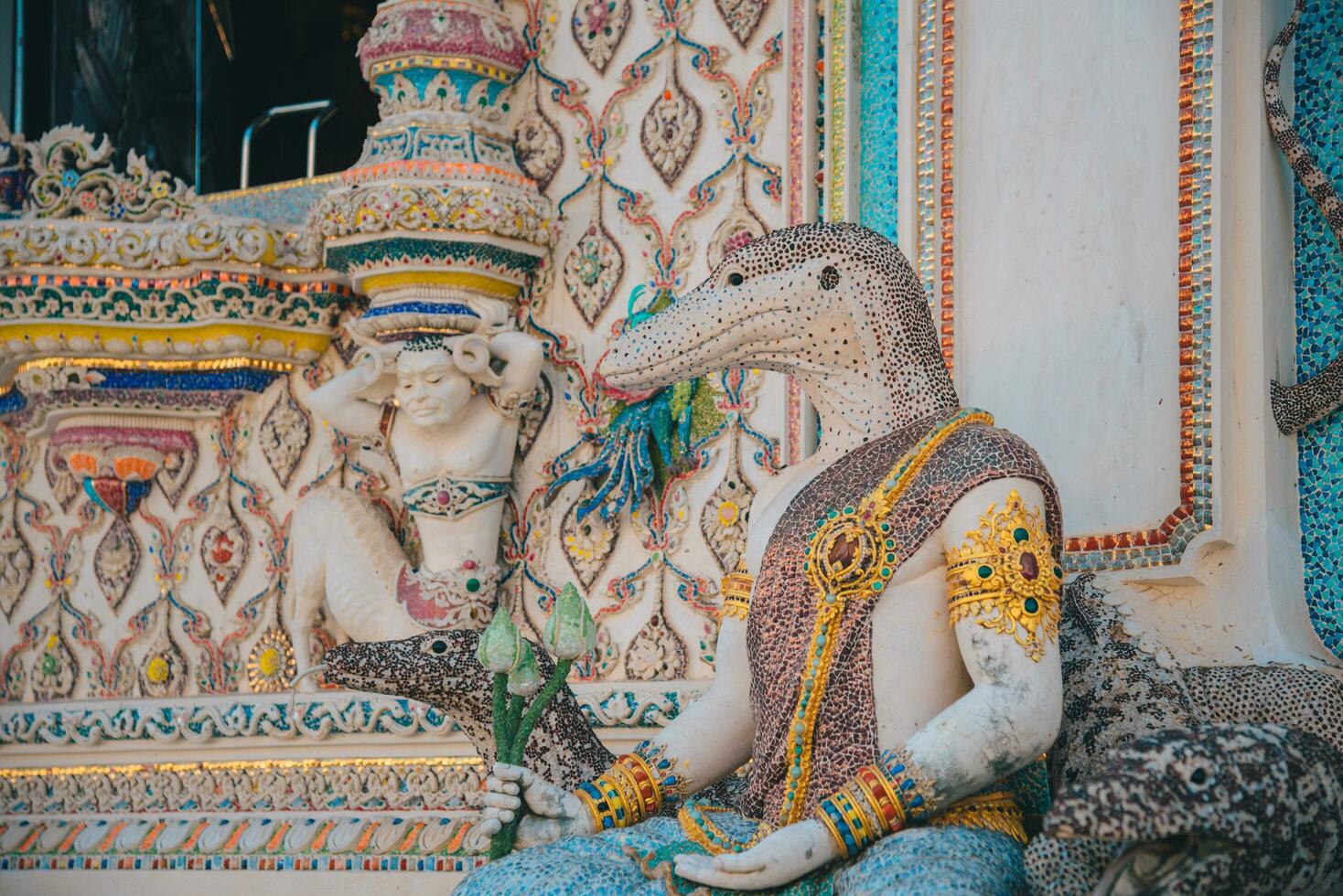 standbeelden binnen de tempel, mooi tempel in Bangkok of wat pariwas, tempel in Thailand. foto