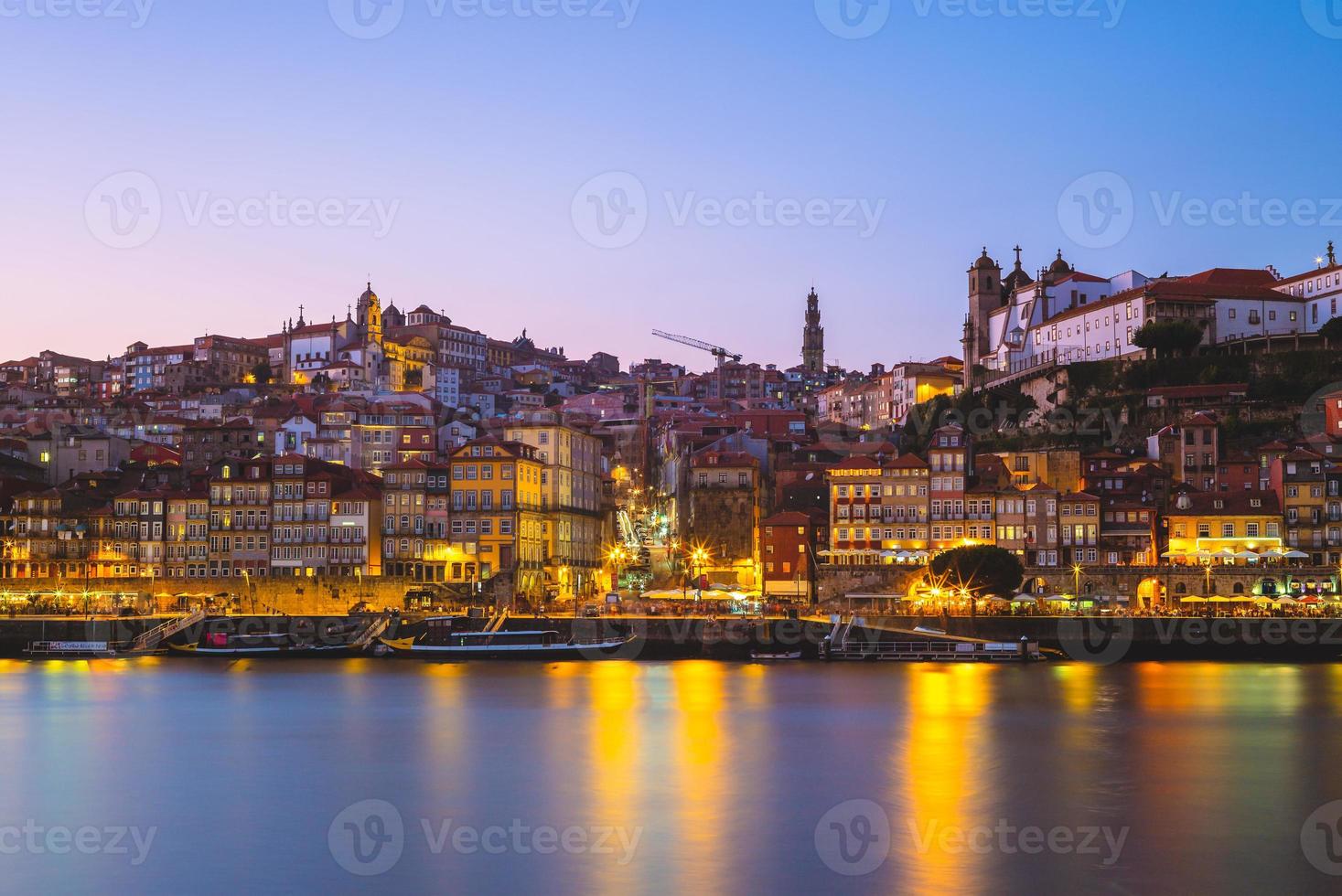 ribeira-plein in porto aan de douro-rivier in portugal foto
