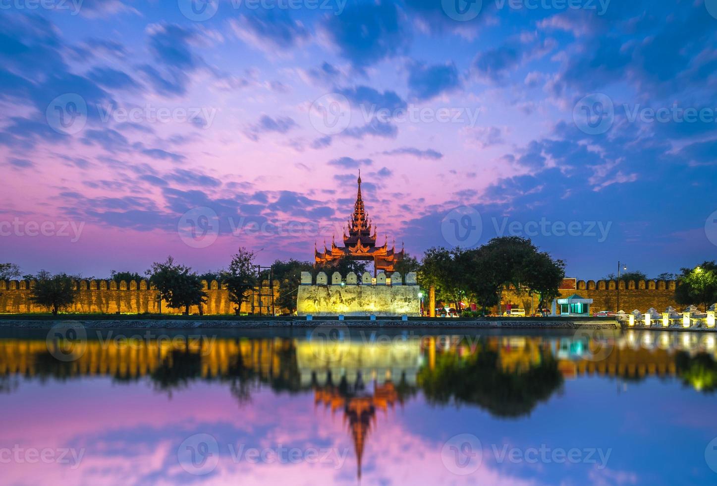 nachtzicht op het paleis van mandalay in myanmar foto