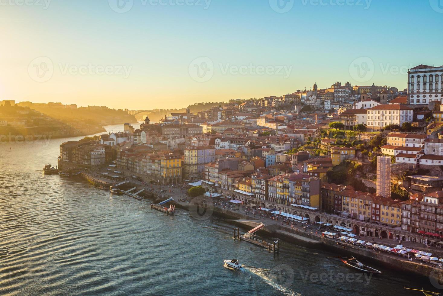 landschap van porto door de rivier de douro in portugal foto