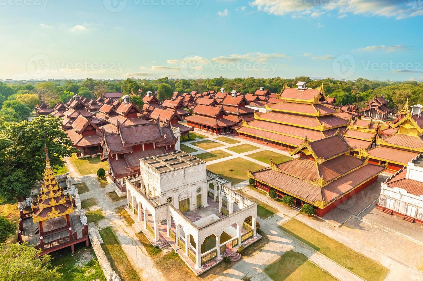 uitzicht over mandalay paleis van mandalay myanmar birma foto