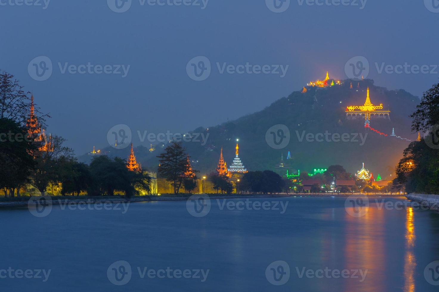 nachtzicht op de heuvel van Mandalay vanuit het paleis foto