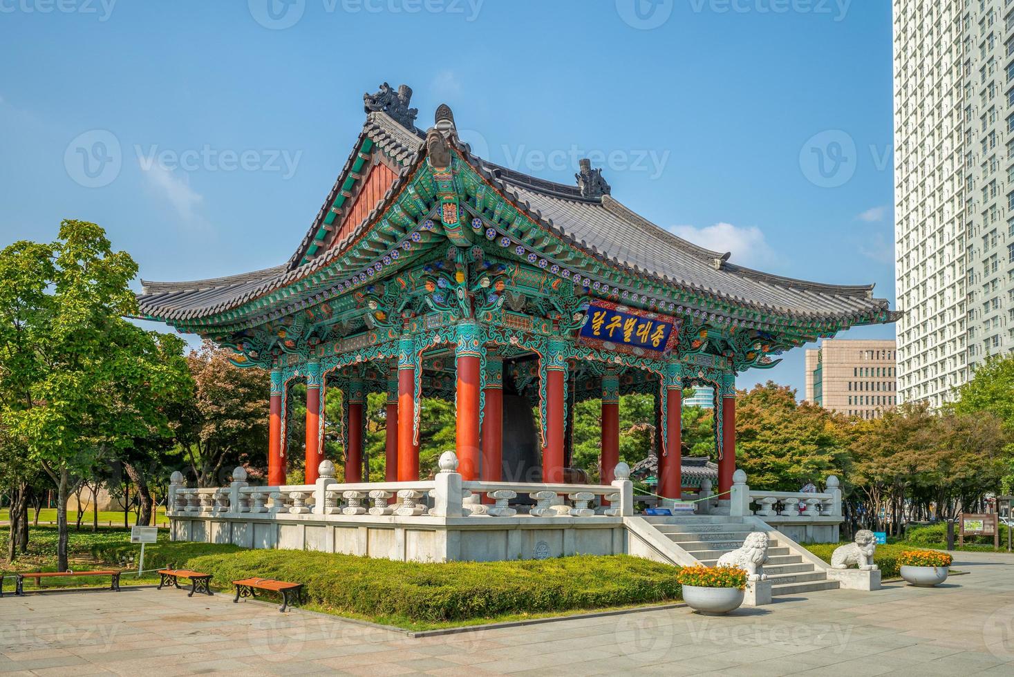 klokkenpaviljoen in het herdenkingspark van gukchaebosang foto