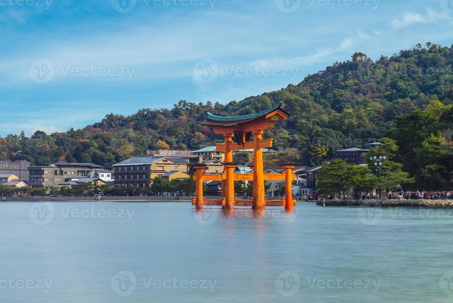drijvende torii van itsukushima-schrijn in hiroshima in japan foto
