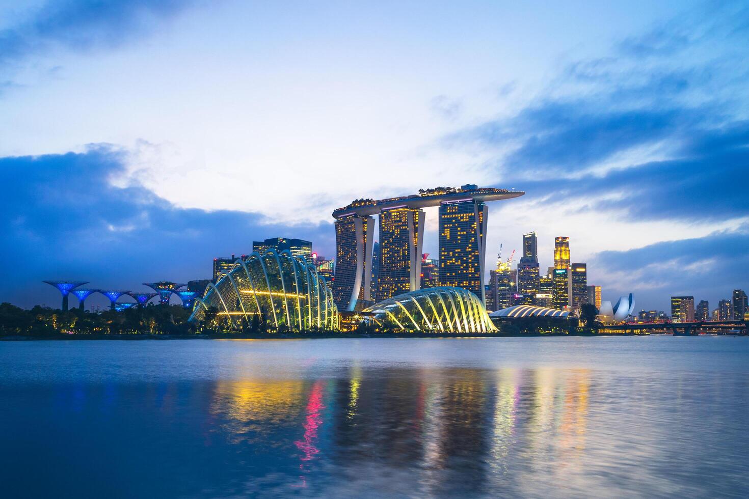 skyline van singapore bij de jachthavenbaai foto