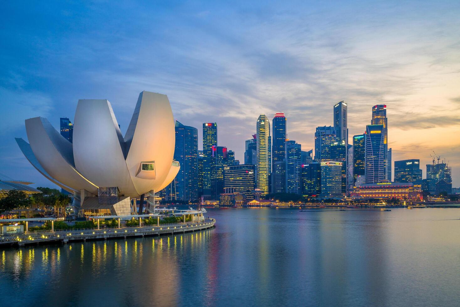 skyline van singapore bij de jachthavenbaai foto