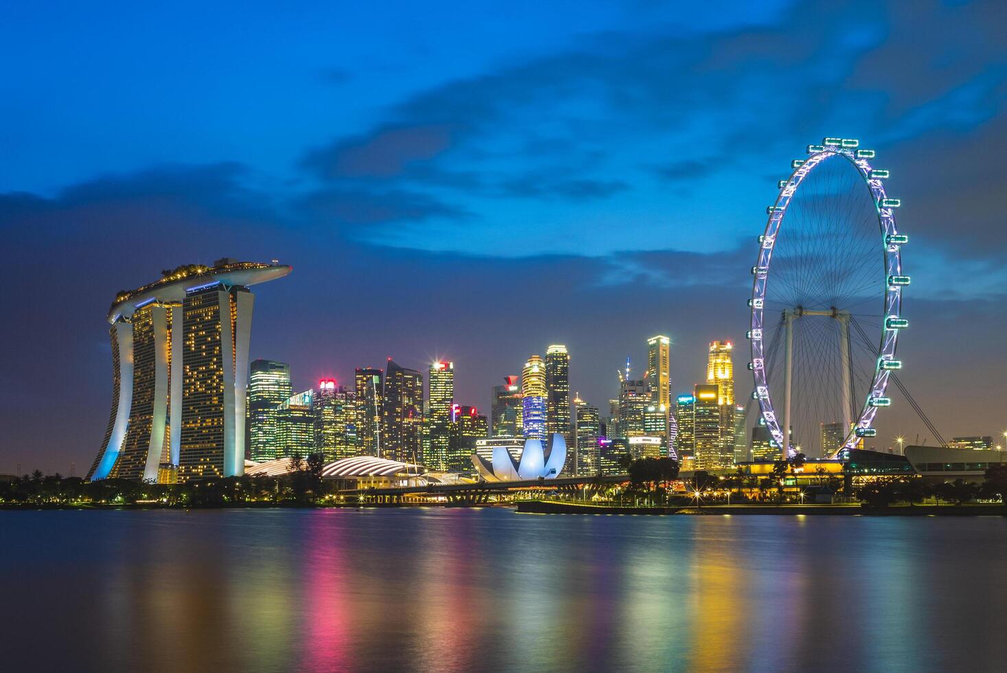 skyline van singapore bij de jachthavenbaai foto