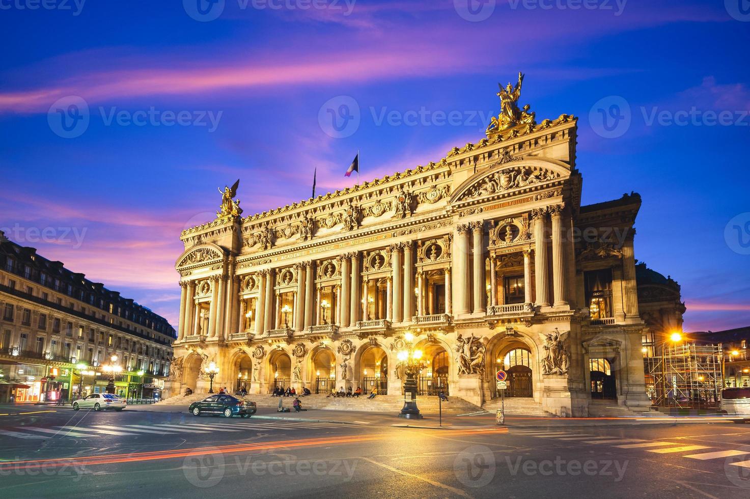 nachtzicht op de opera palais garnier in parijs, frankrijk foto