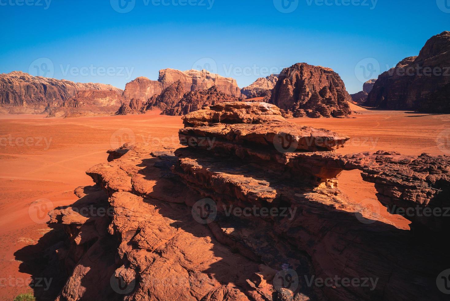 bruggetje in de wadi rumwoestijn, ook bekend als de vallei van de maan in jordan foto