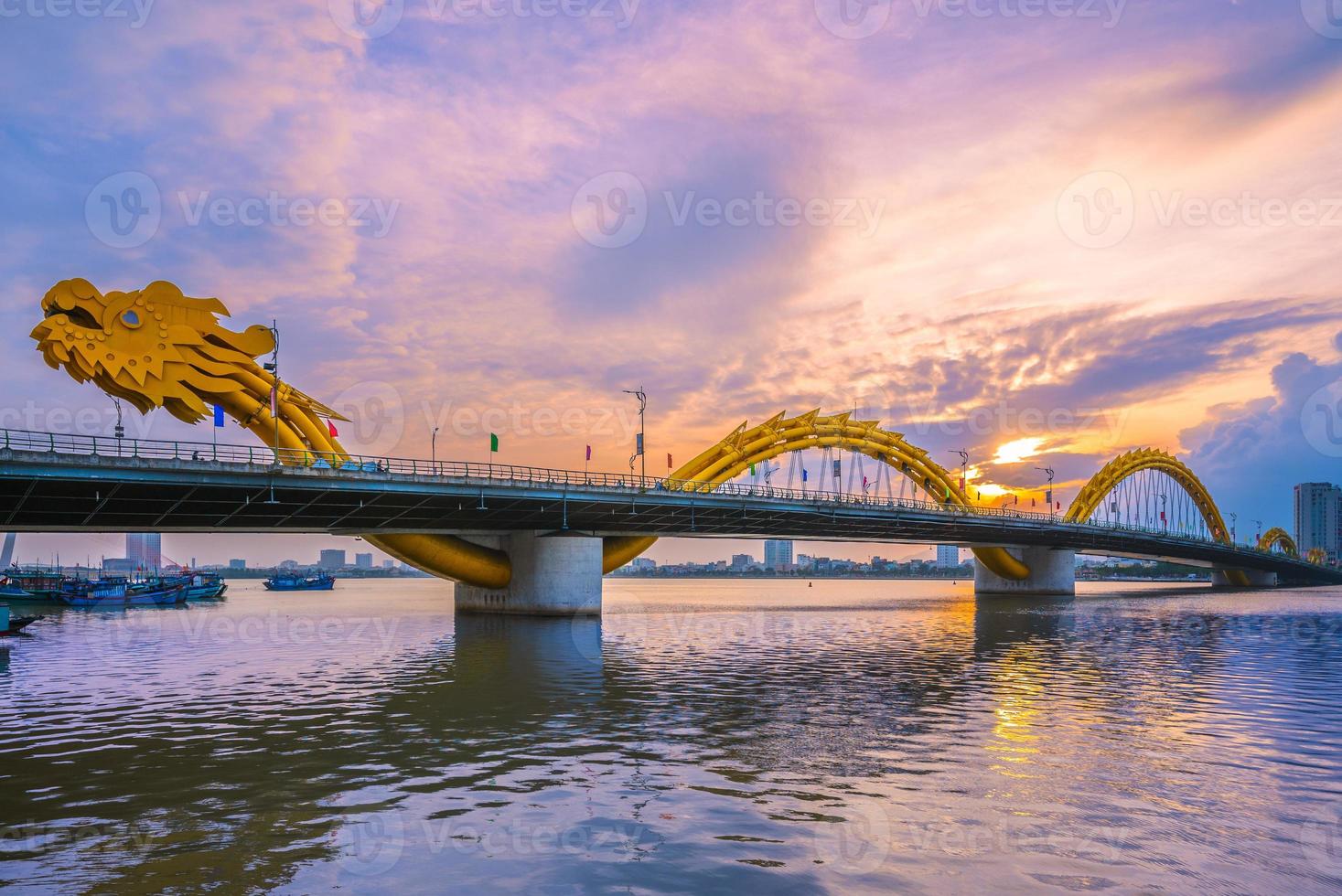 drakenbrug over de han-rivier in da nang, vietnam foto