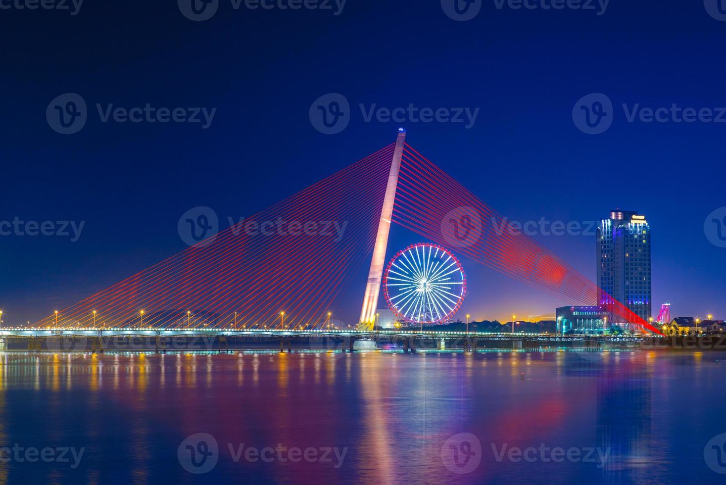 tran thi ly brug en zonnewiel in danang foto