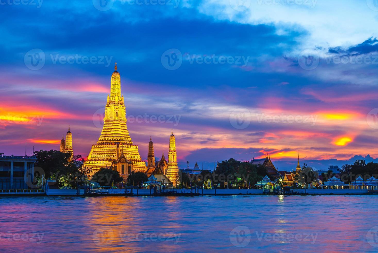 wat arun door chao phraya-rivier in bangkok, thailand foto