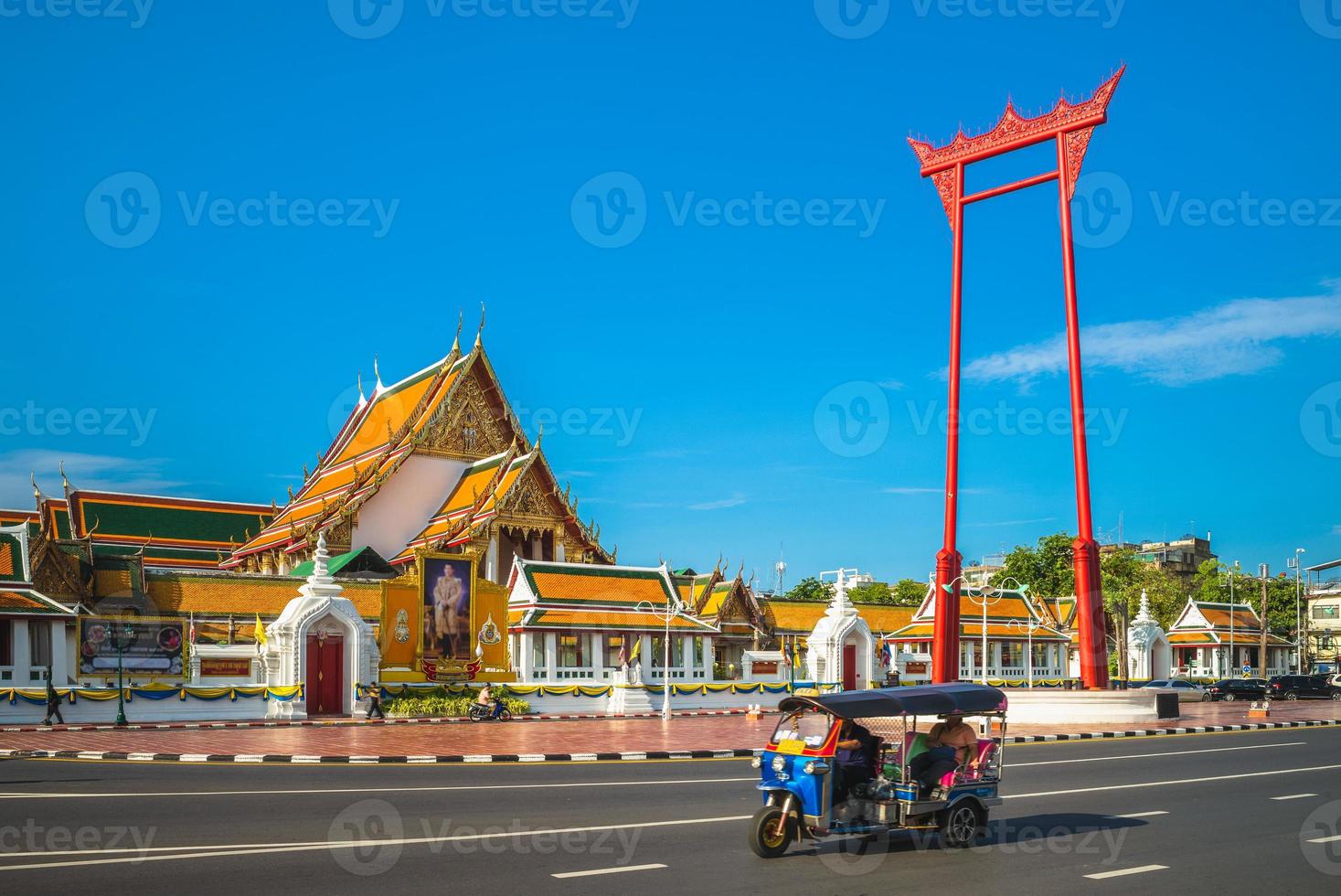 wat suthat en gigantische schommel in bangkok, thailand foto