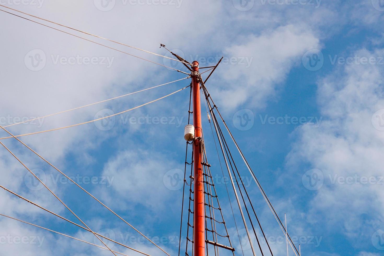 zeilboot houten mast in de zeehaven foto