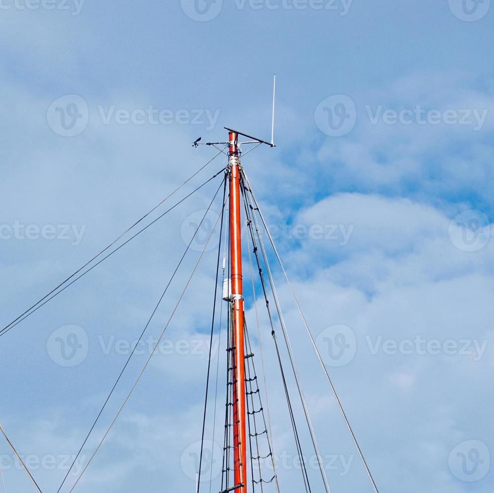 zeilboot houten mast in de zeehaven foto