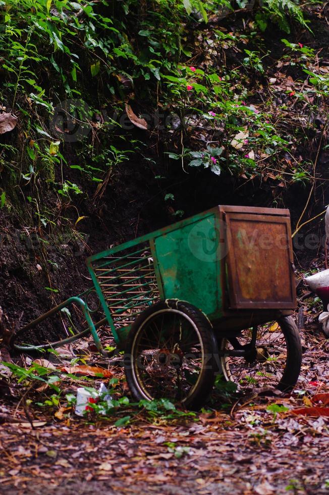 oude groene vuilniswagen foto