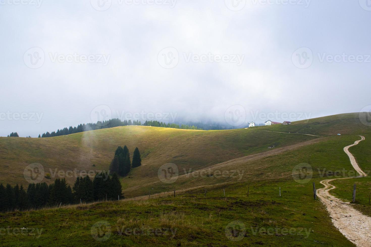 bewolkte lucht boven groene heuvels foto