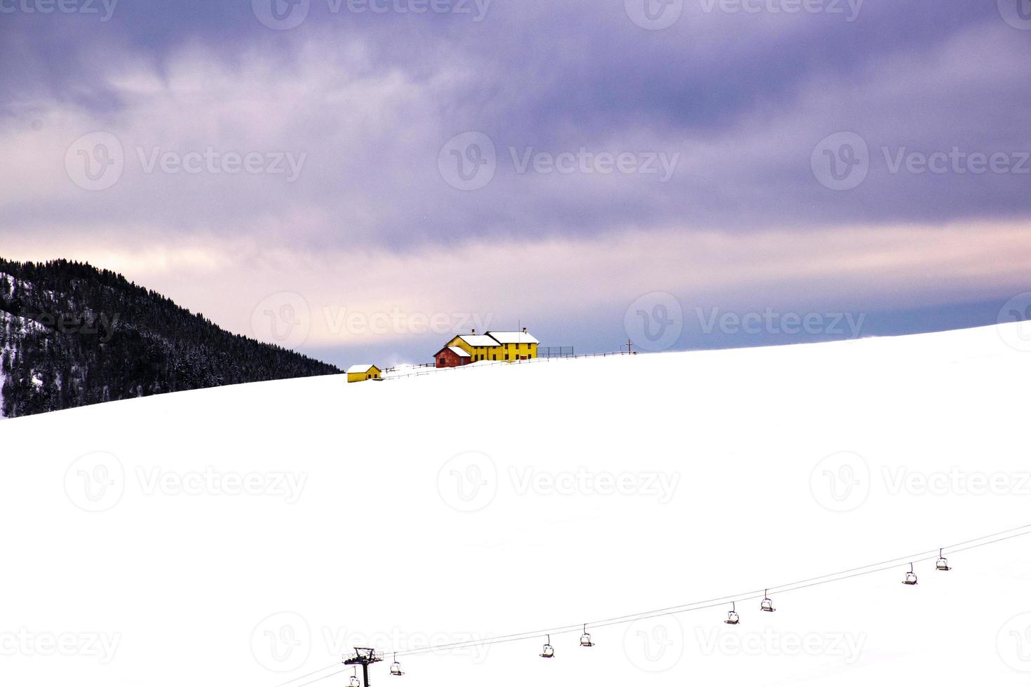 geel en rood gebouw en skilift foto