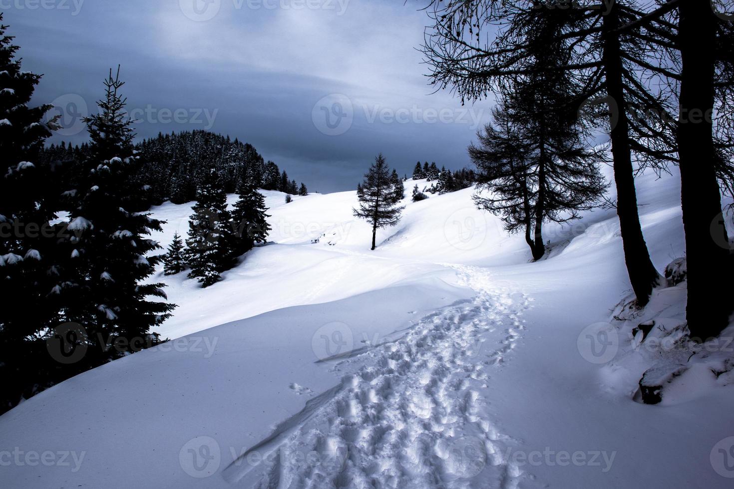 sporen door sneeuw en wolken foto