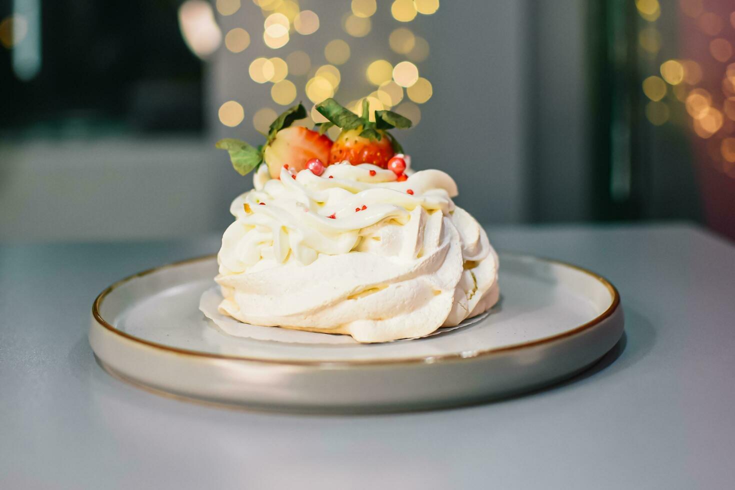 nieuw jaar wit gebakken schuimgebakje. Kerstmis bakkerij achtergrond foto