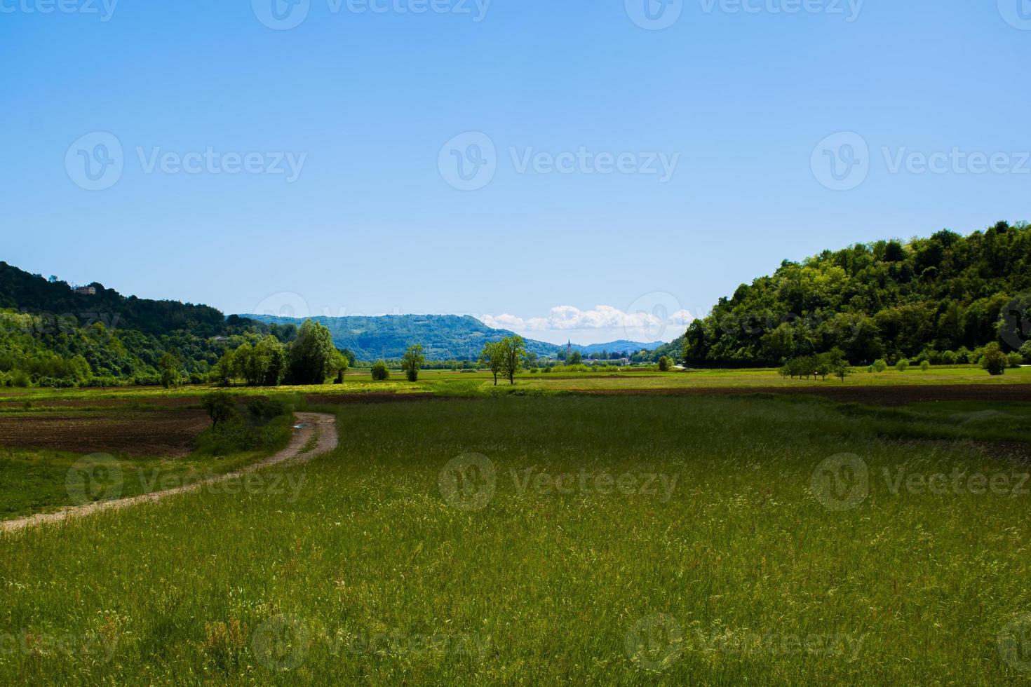 groene weide tussen de heuvels foto