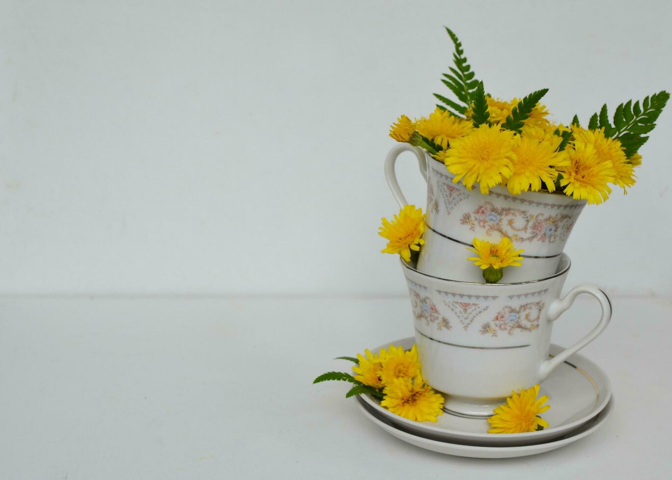 geel bloemen in de kop van thee voor zomer gevoel en voor backdrop foto