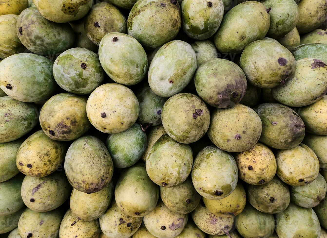 biologisch rijp mango uitverkoop in markt dichtbij omhoog foto, heerlijk gezond zoet en groen mango foto