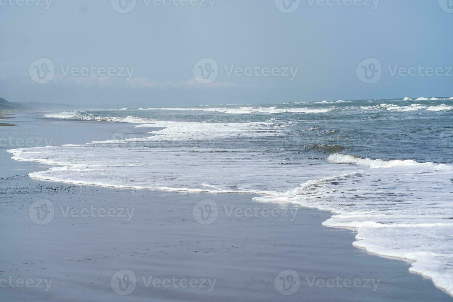 zeegezicht in blauw tonen. mooi zee achtergrond. foto