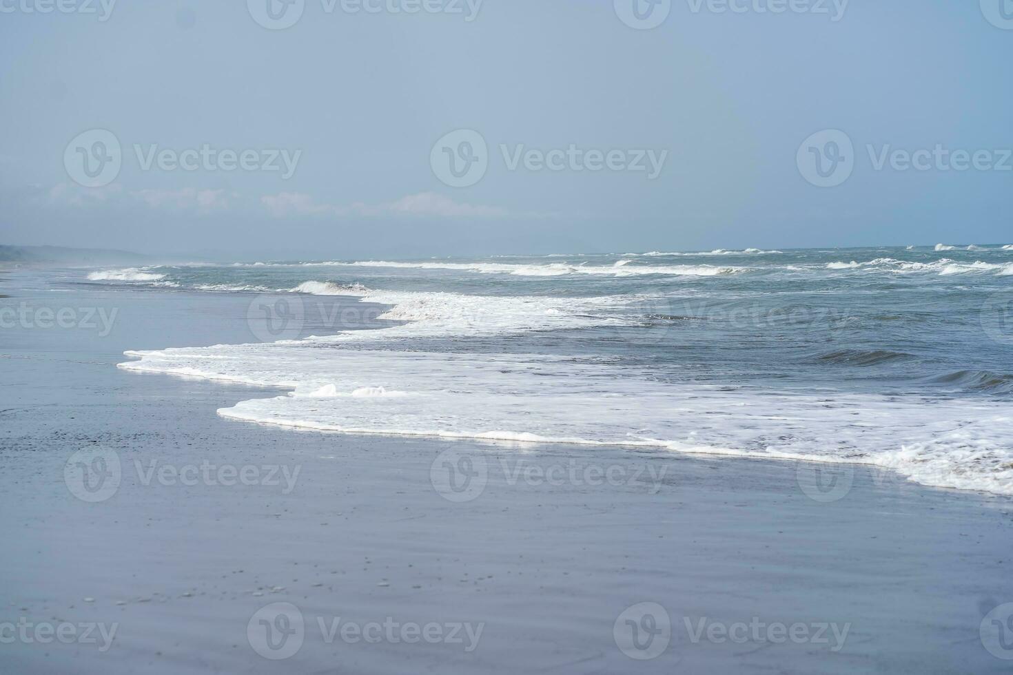 zeegezicht in blauw tonen. mooi zee achtergrond. foto