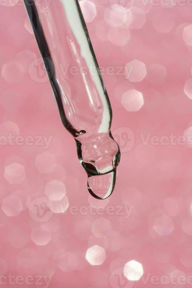 kunstmatig pipet met een laten vallen Aan roze achtergrond. foto