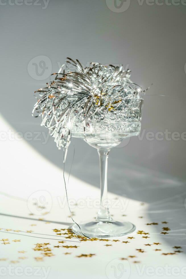 Champagne glas met glimmend pailletten en klatergoud. foto