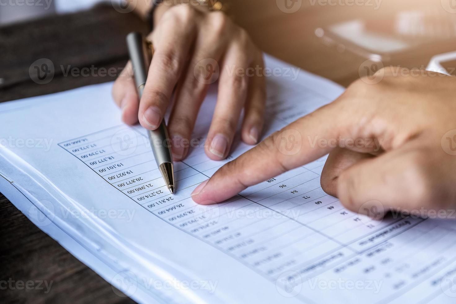 makelaar in onroerend goed of bankfunctionaris beschrijft de leningrente aan de klant foto