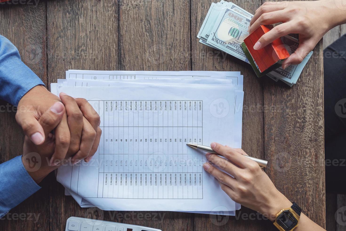 makelaar in onroerend goed of bankfunctionaris beschrijft de leningrente aan de klant foto