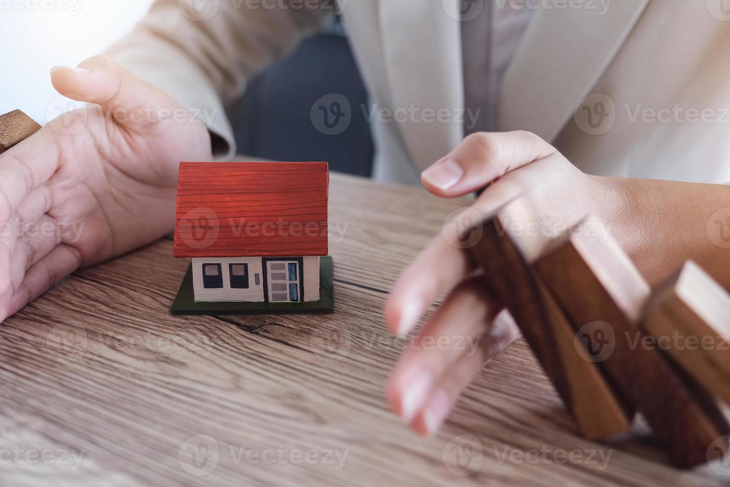 bescherm het huis tegen omvallen van de houten blokken foto