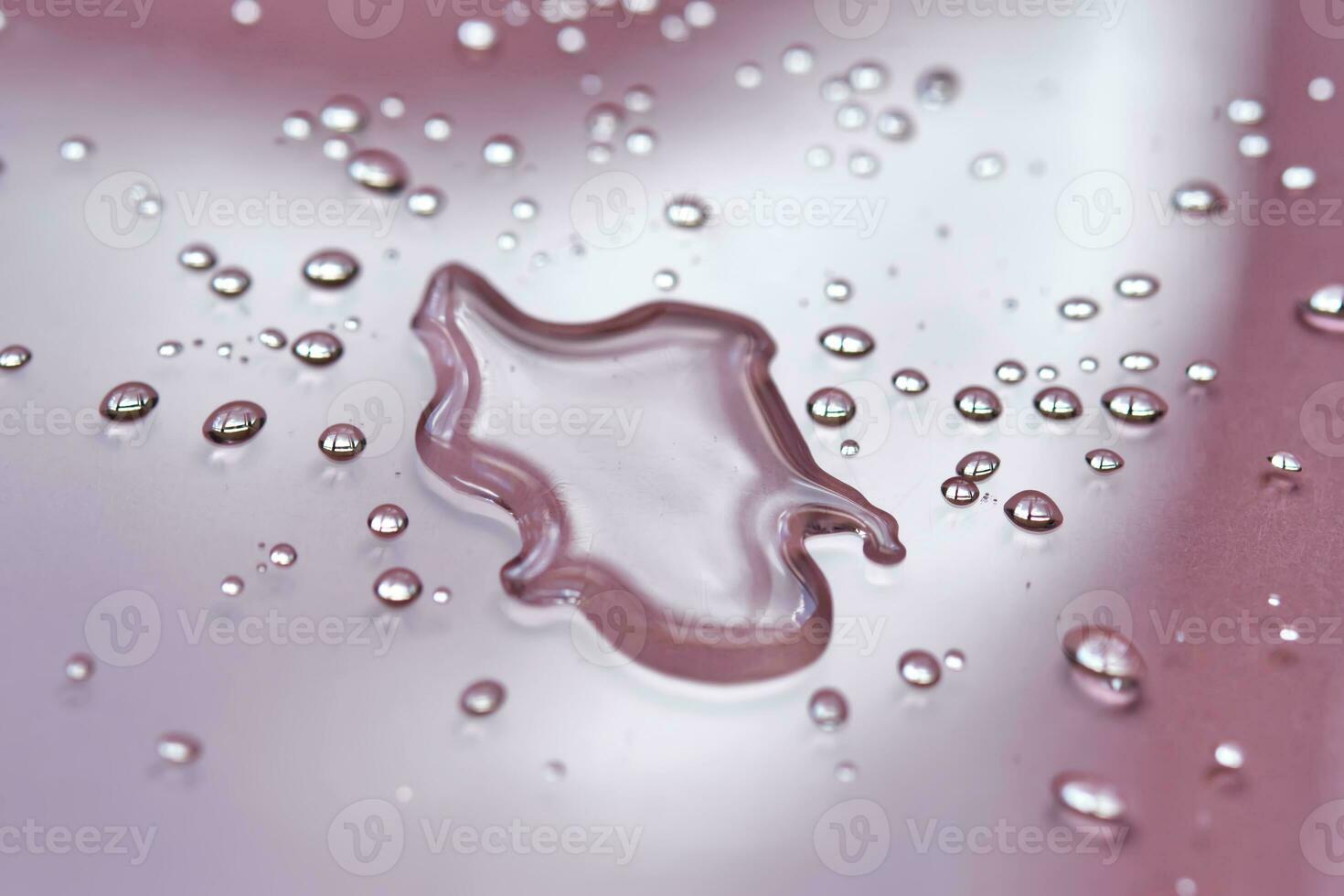 een groot laten vallen en spatten van micellair water Aan een roze achtergrond. foto