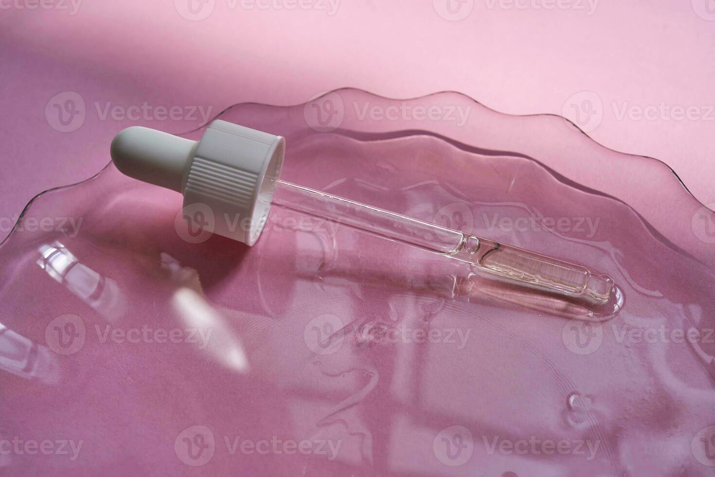 druppelaar met serum of kunstmatig olie Aan een roze achtergrond. foto