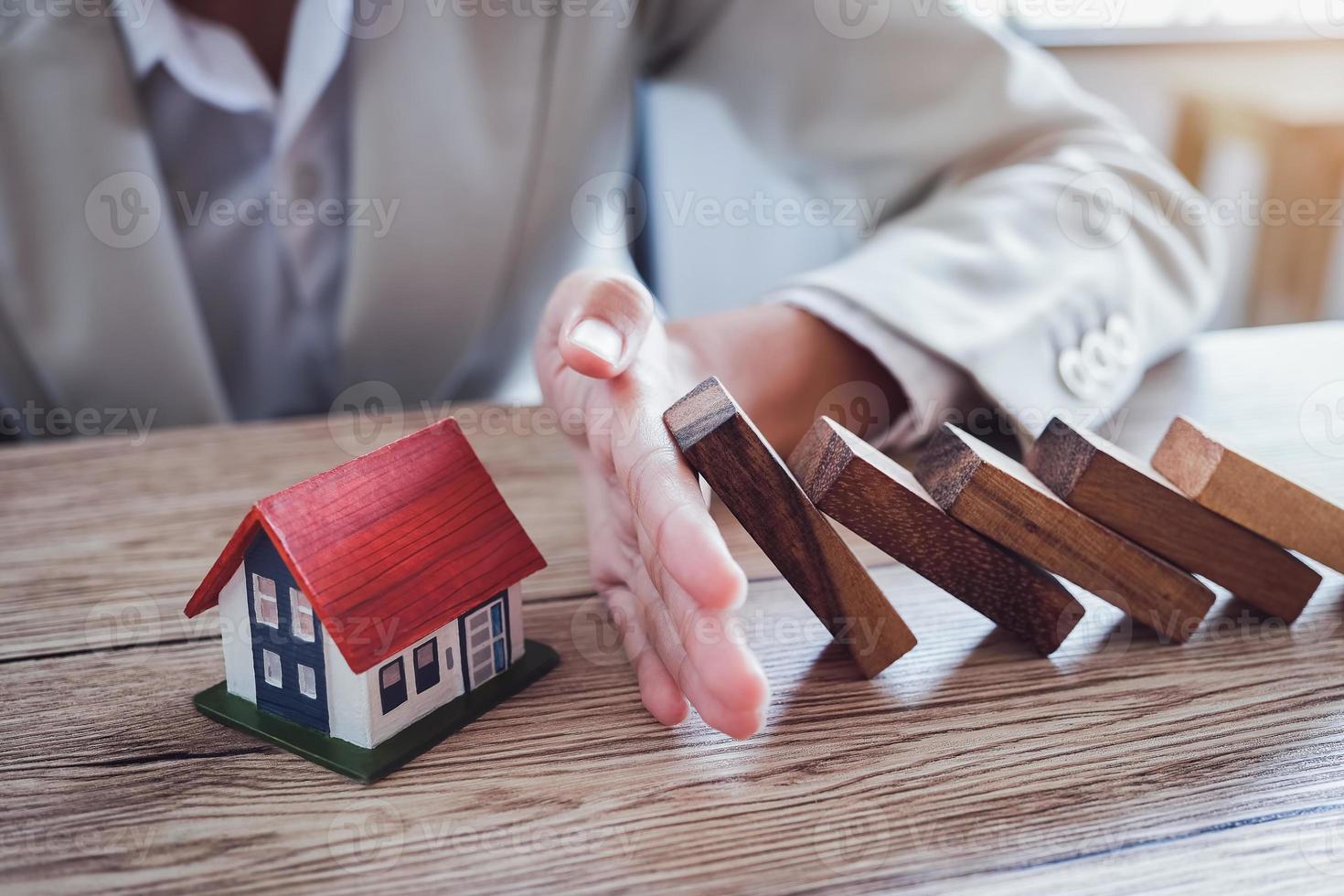 bescherm het huis tegen omvallen van de houten blokken foto