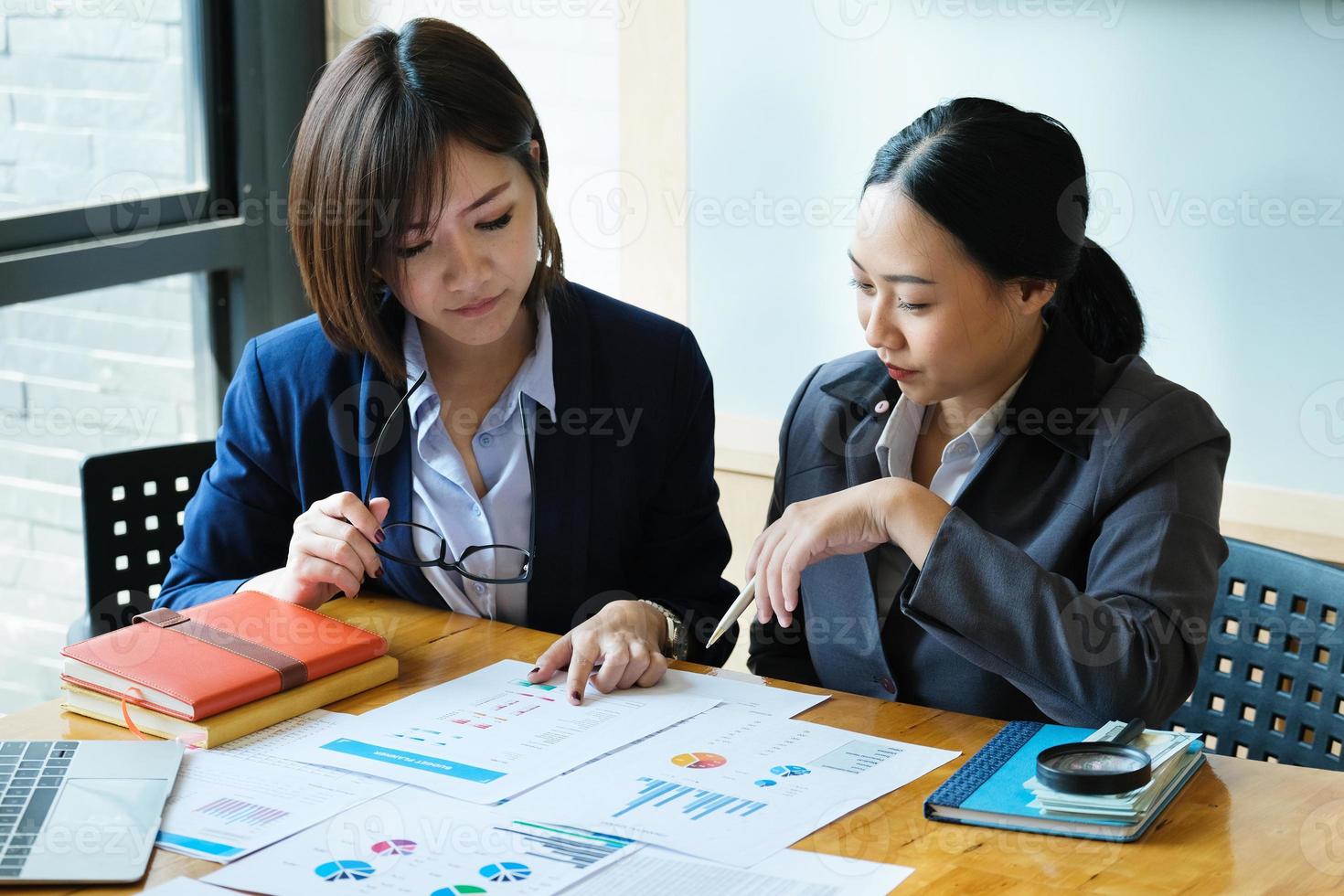 zakenvrouwen discussie en ideeën uitwisselen tijdens het werk foto