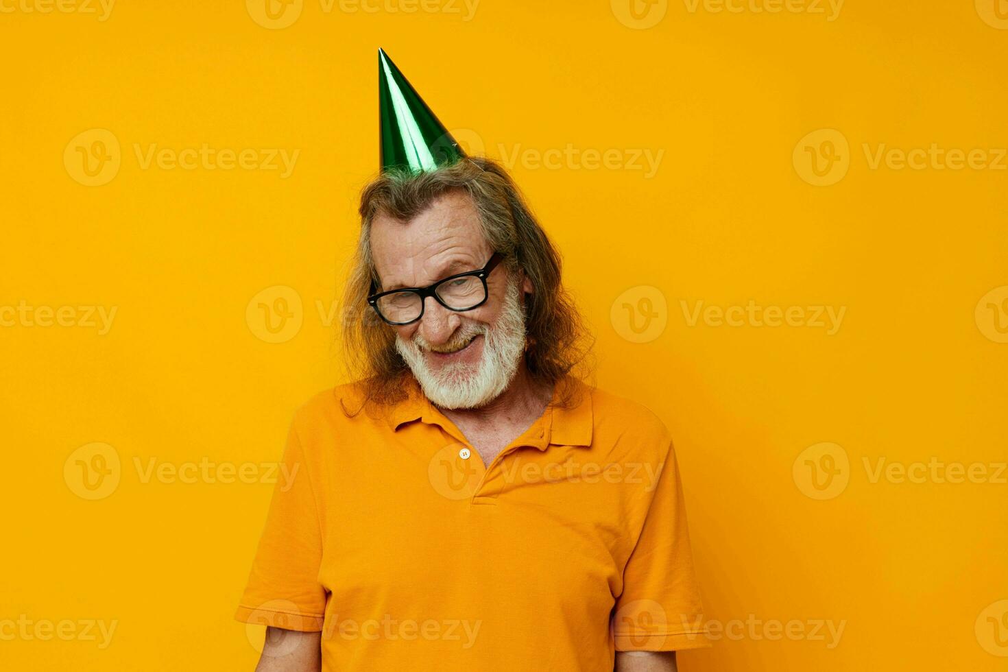 portret ouderen Mens in een geel t-shirt met een pet Aan zijn hoofd pret geel achtergrond foto