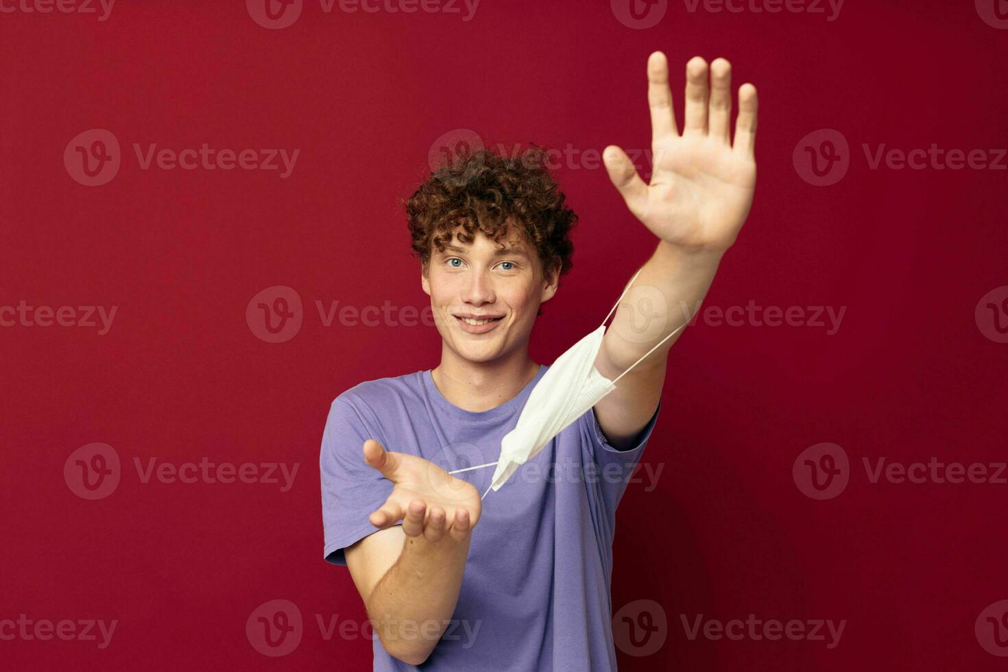 tiener rood haar- beschermend masker ziekte bescherming rood achtergrond ongewijzigd foto