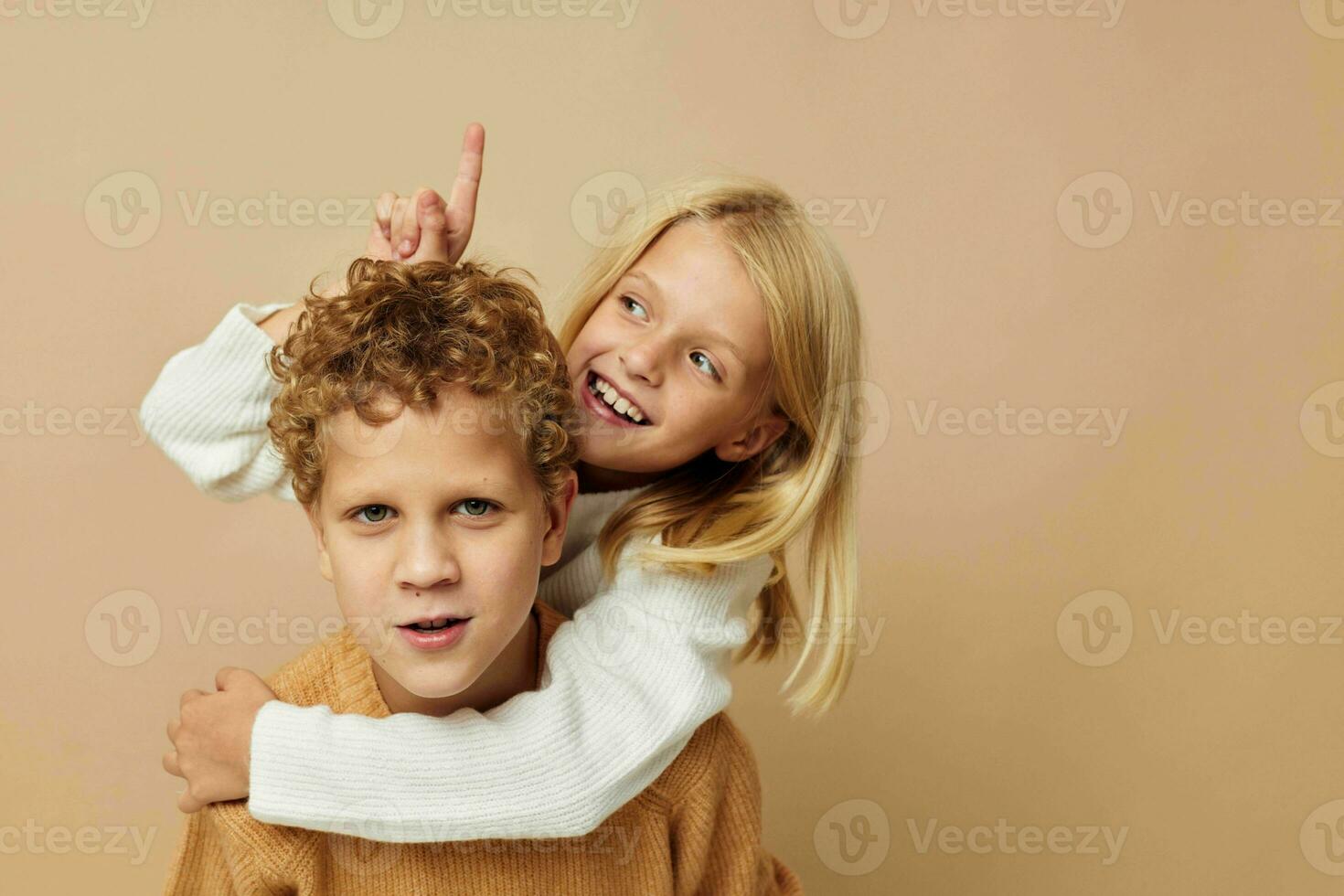 jongen en meisje staand De volgende naar poseren emoties levensstijl ongewijzigd foto