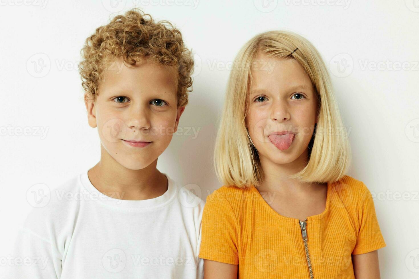 vrolijk kinderen gewoontjes kleren poseren emoties studio geïsoleerd achtergrond ongewijzigd foto