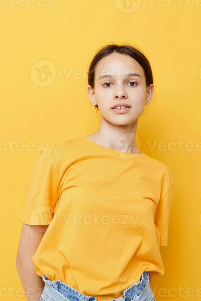 mooi meisje in een geel t-shirt vlas boeket emoties zomer stijl levensstijl ongewijzigd foto